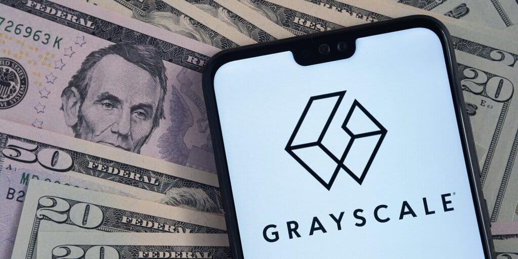 Grayscale’s Bitcoin Assets Plunge 55% – Navigating the Shift in Crypto’s Future