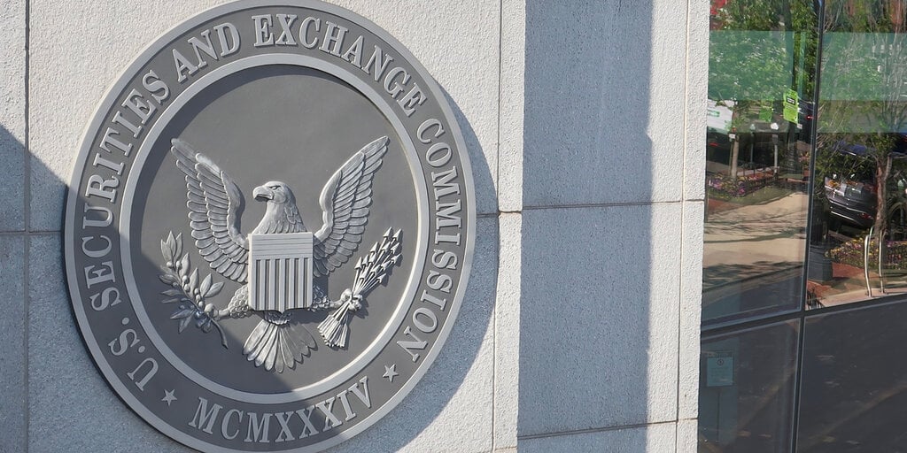 Coinbase Urges SEC to 'Abandon' Its 'Irrational' DeFi Exchange Rule